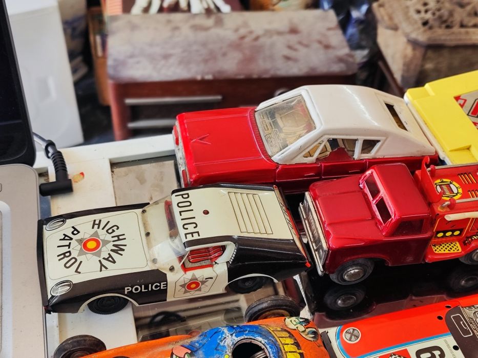 Лот ламаринени играчки колички