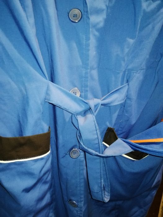 Медицинский халат и халат уборщицы