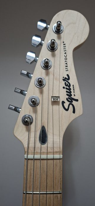 Продаётся гитара Squier Fender Stratocaster Affinity (черно-белая)