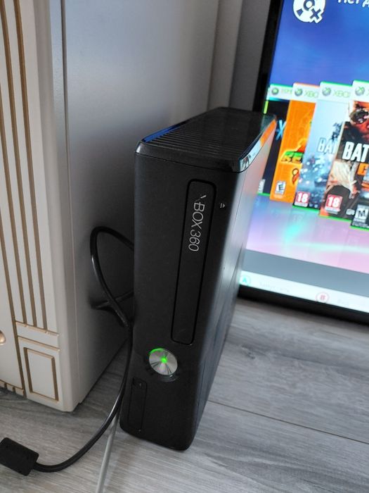 Хbox 360 slim  прошитый. Много игр..
