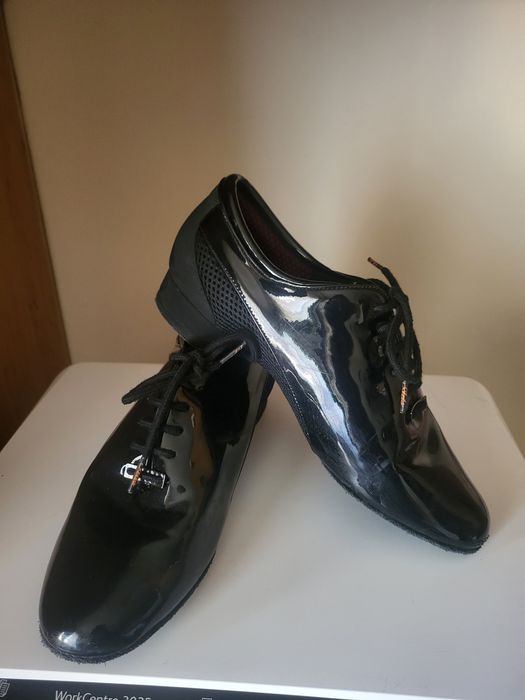 Vand pantofi dans