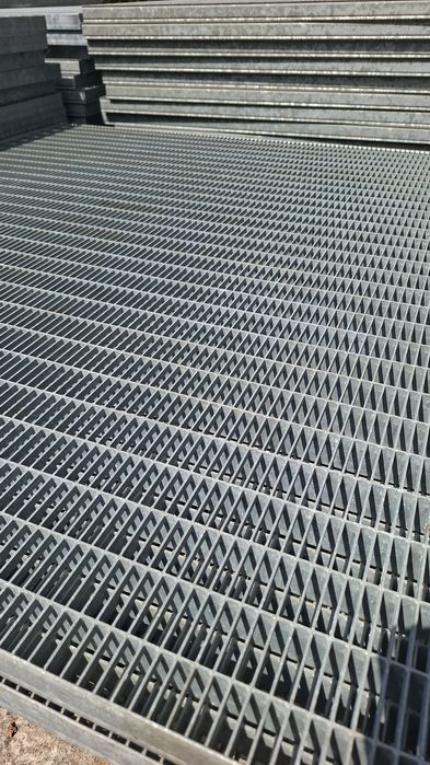 Trepte și grătare galvanizate zincate