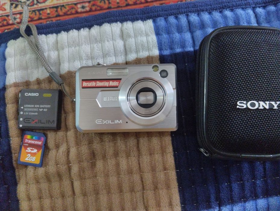Продаю старый фотоаппарат 2002 года от компании SONY