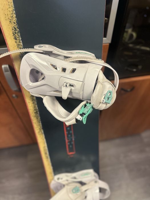 Сноуборд с ботинками и креплением.