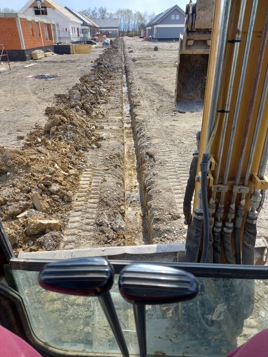 Inchiriez/ Execut săpături cu excavator de 3,5 T