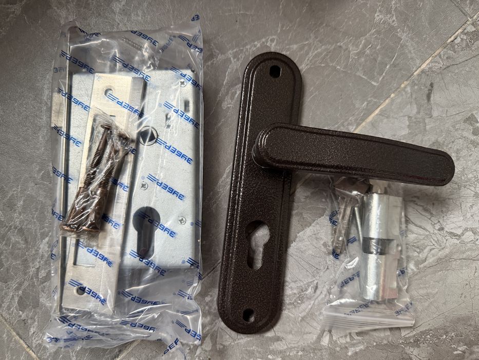 Замок дверной с ручками