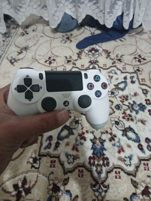Продам джойстик на PS 4.