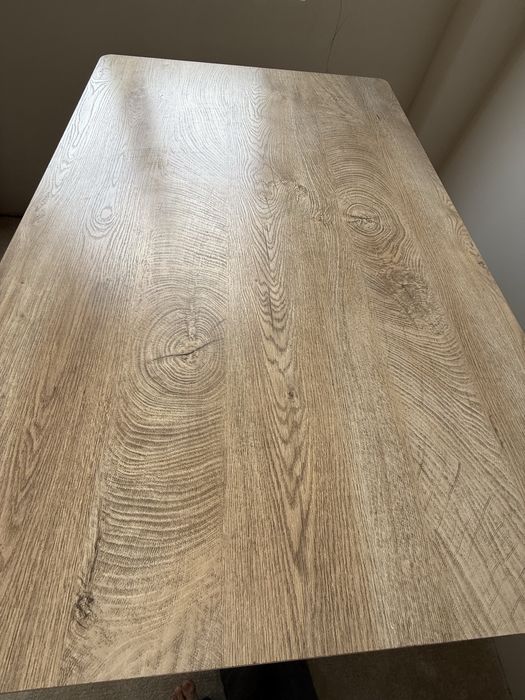 Продаю стол в хорошем состоянии.