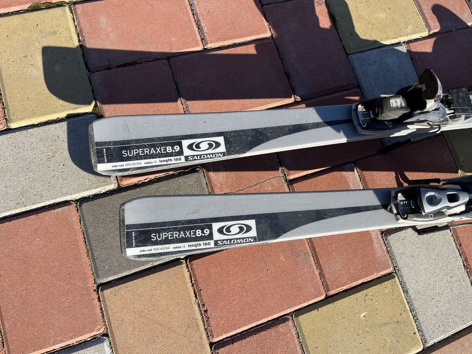 De vanzare 2 perechi de schiuri 160 cm.