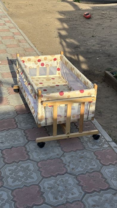 Детская люлька с маятником