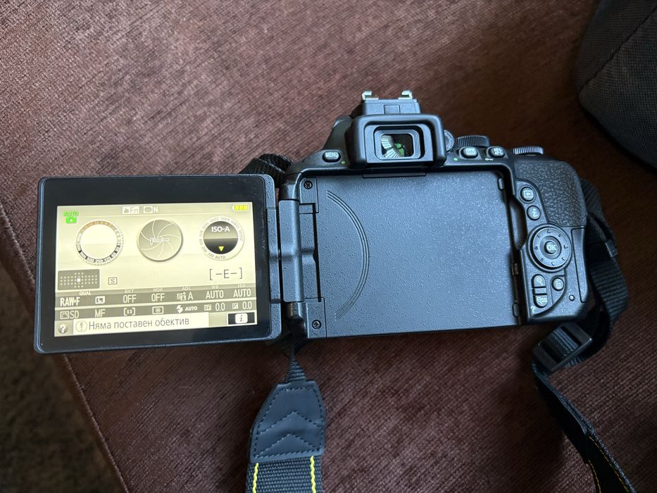 Фотоапарат Nikon D5600 + обектив + допълнителна батерия + чанта