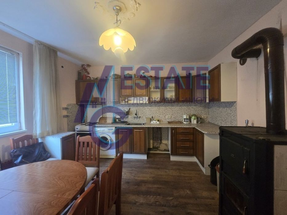 Масивна двуетажна къща гр Нови Искър