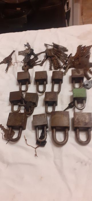 Lot chei și lăcate românești vechi