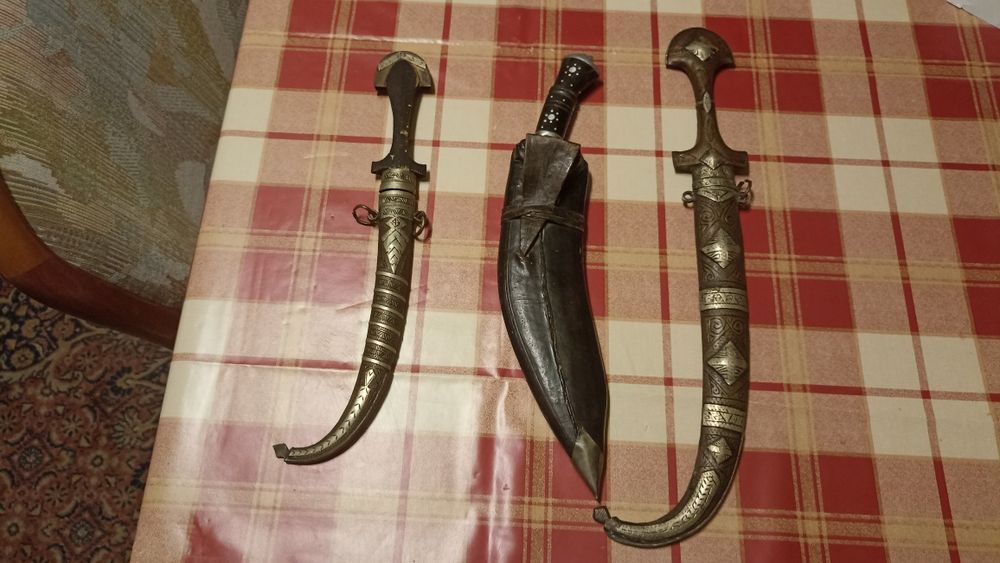 Vând 3 cuțite cu tot cu toc