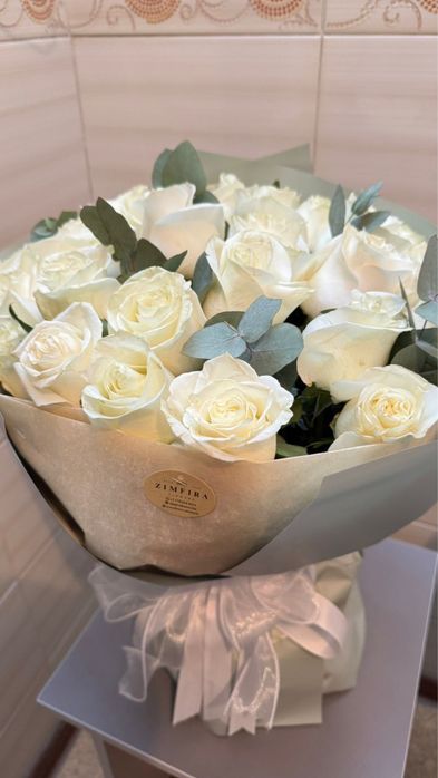 Белые розы 25 штук