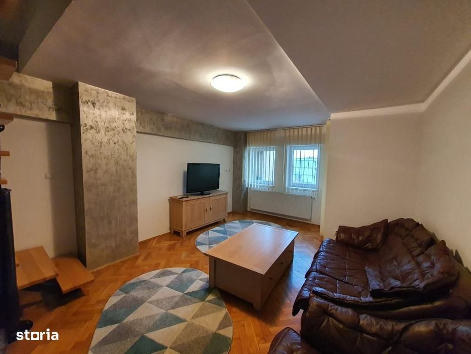 De vanzare Apartament 4 camere cu scara interioara, zona Centru.