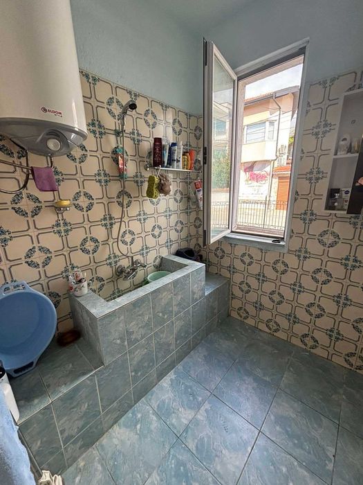 ЕТАЖ от КЪЩА с РЗП 120 кв.м, двор 150 кв.м, град Карлово