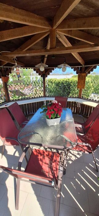 Masă și scaune de grădină