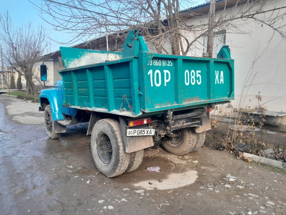 Zil samasival ishlab turgan moshina