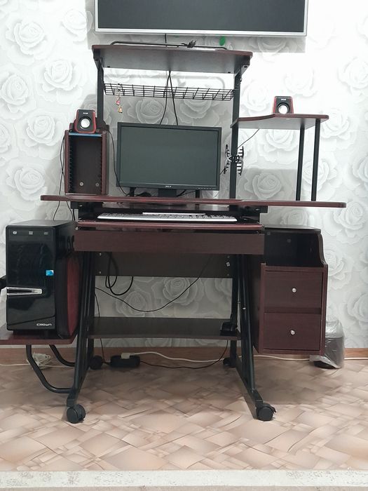 Продам компьютерный стол