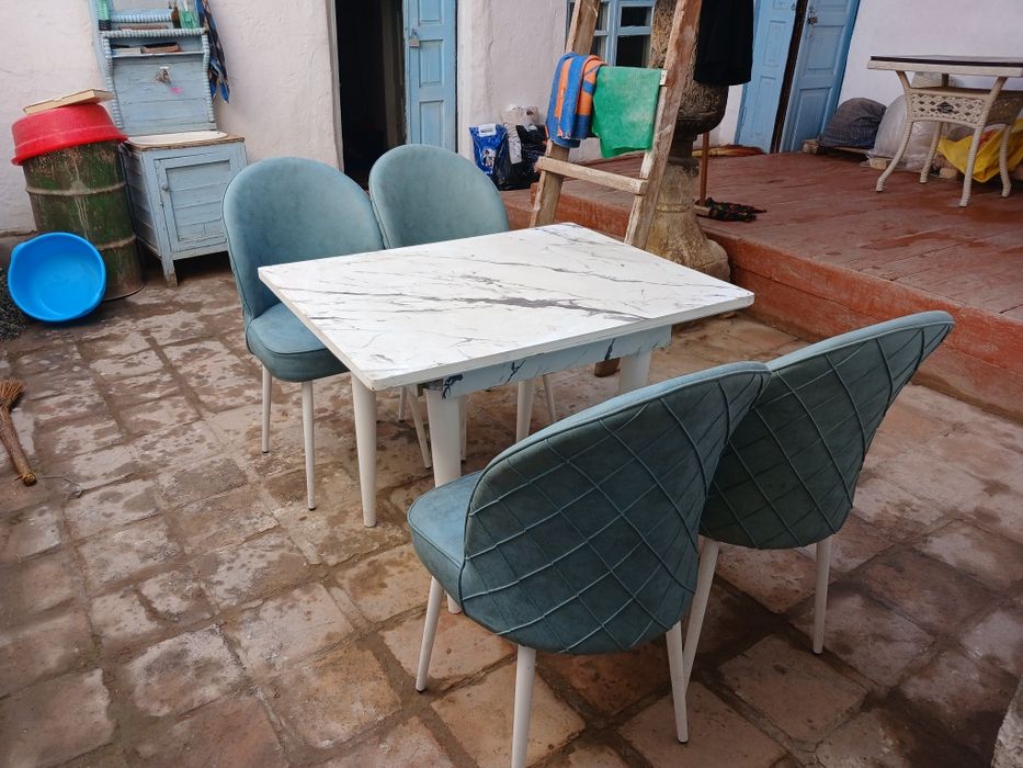 Sotiladi stol stul kafe restaranlaga qoysa boladi