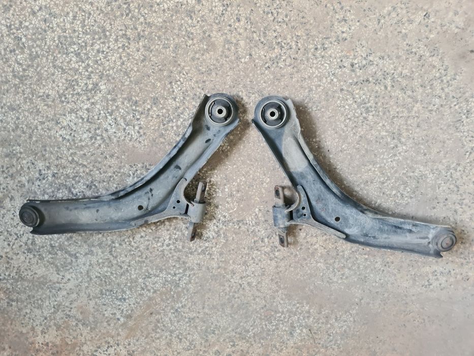 Ляв и десен носач Nissan Qashqai J10