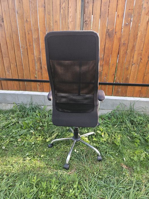 Scaun birou ergonomic cu tetieră, spătar mesh – negru, stare foarte bună