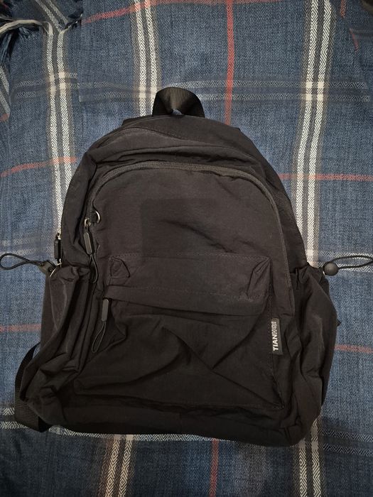 Рюкзак черный среднего размера