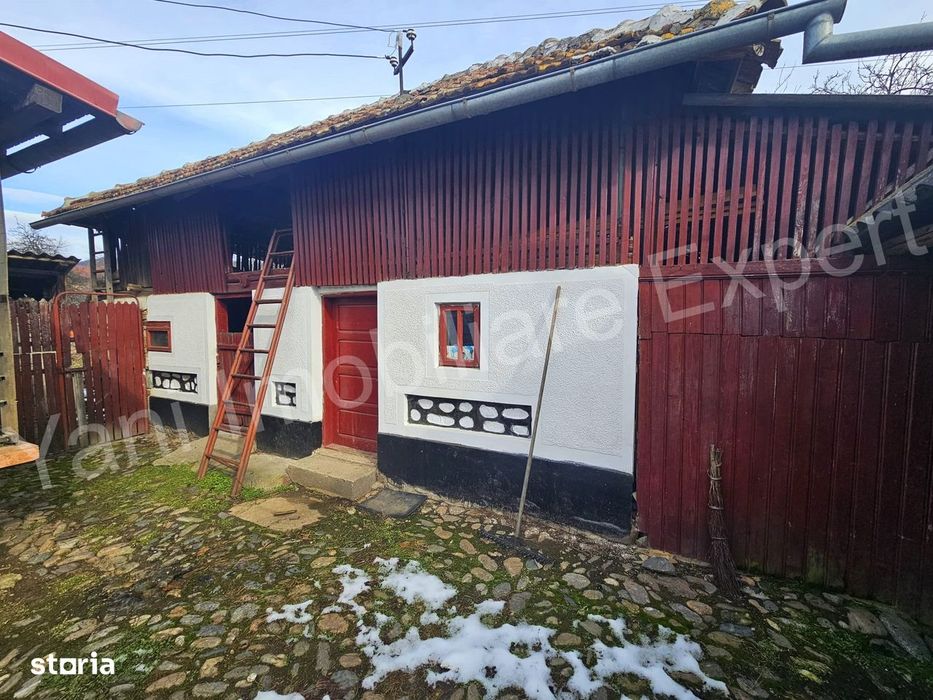 Casă de vânzare în comuna Corbeni, județ Argeș.