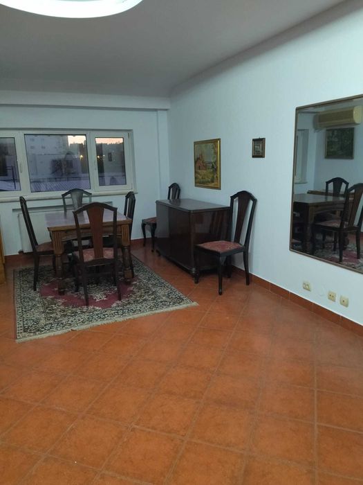 Inchiriez apartament cu 3 camere in vila sector 2
