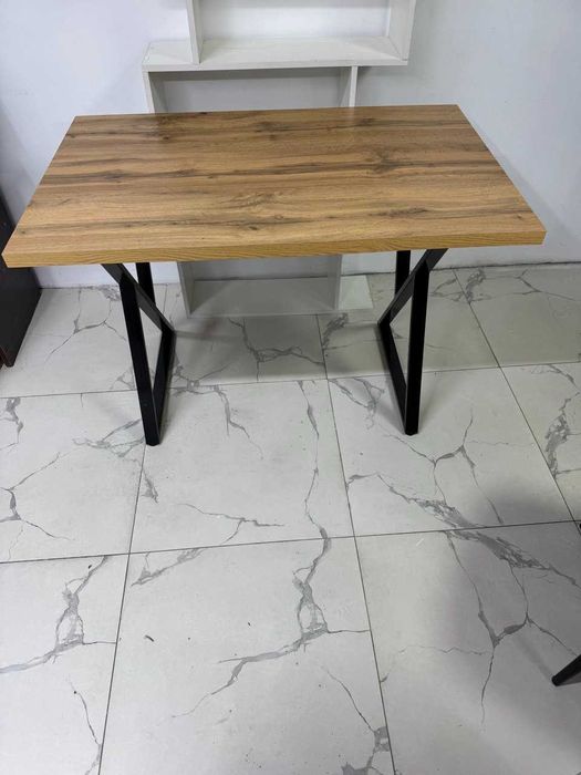 Стол коричневый и стеллаж белый