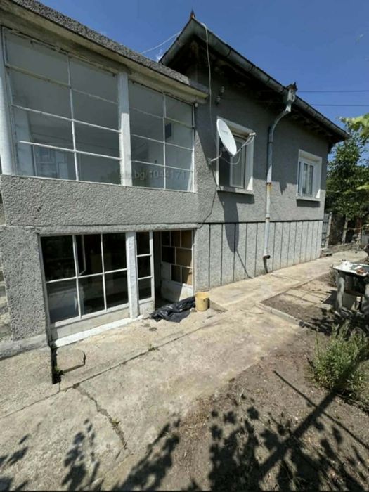 Продавам Двуетажна къща в с. Каменово обл сливен с площ 810квадрата +гараж за кола с канал. Стопански посттойки с близост до центъра.. 40000евро