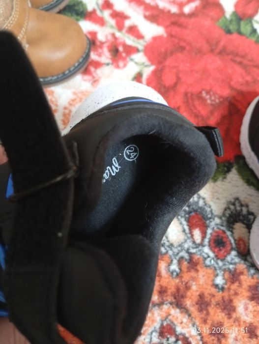 Продам детские кроссовки