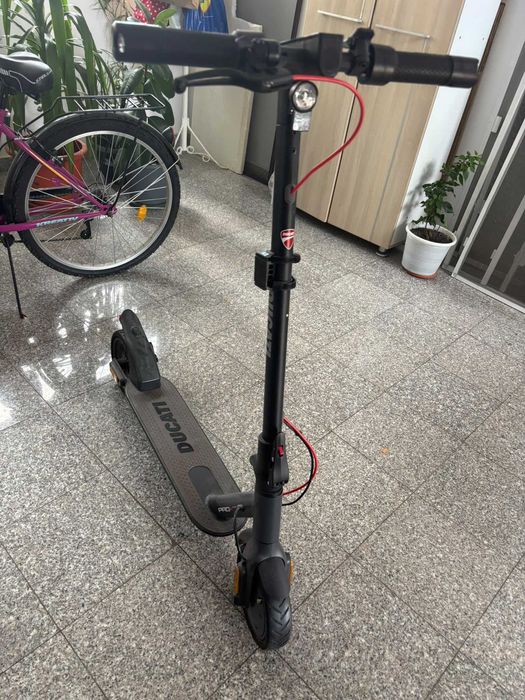 Trotinetă electrică DUCATI PRO-I EVO V3 – stare generală foarte bună