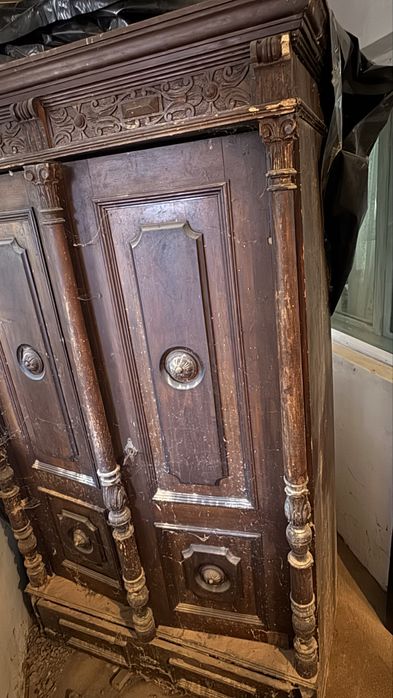 Dulap vechi antichitate peste 150 ani