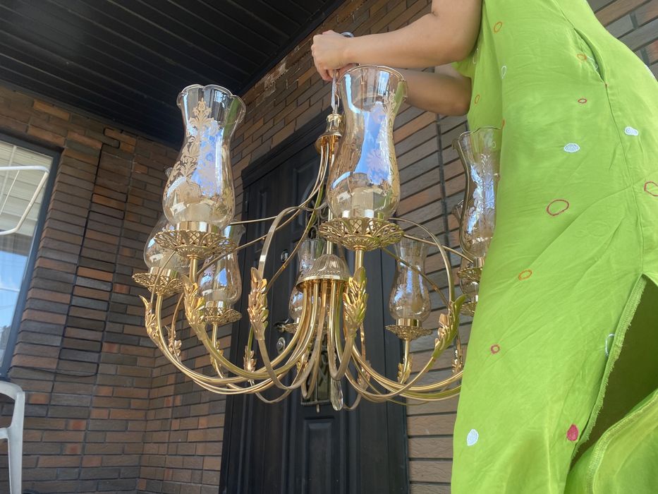 Продам новую красивую люстру