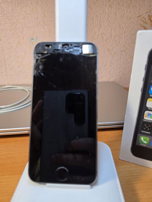 Продам айфон 5s  экран разбитый