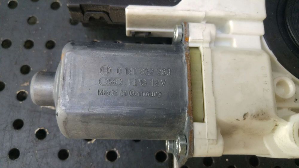 Motoras macara dreapta spate audi a3 8p 8p495980d 0130822263