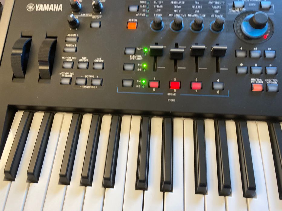 Yamaha synth MODX 6 inclusiv stativ și pedală de sustain.