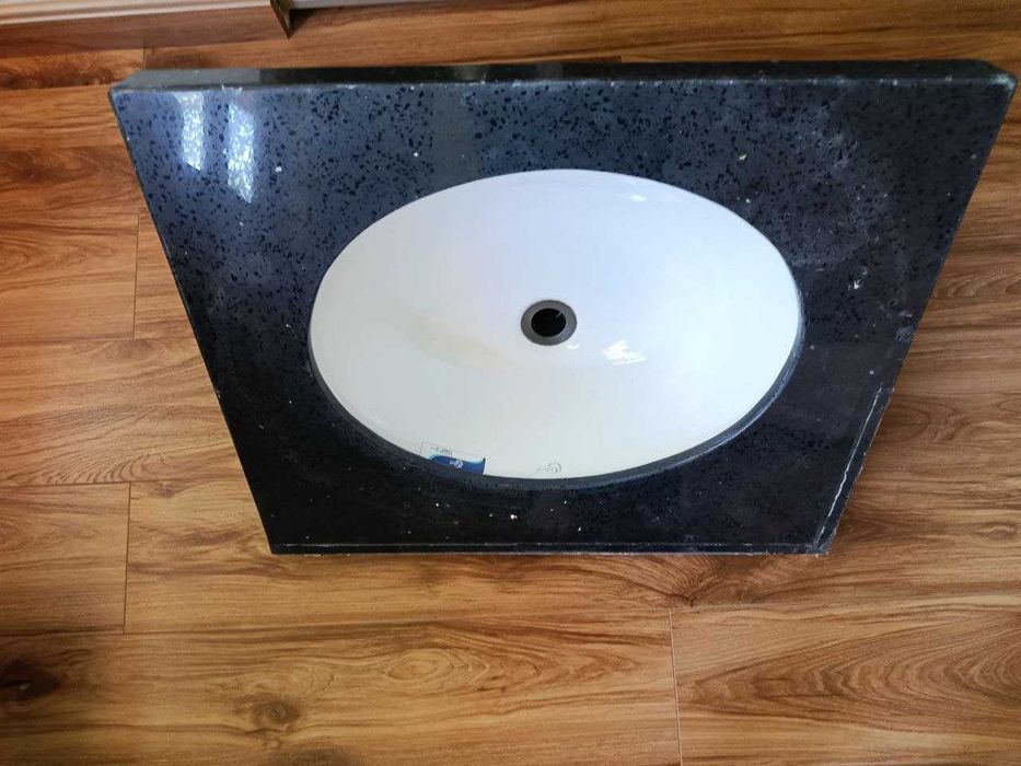 Раковиина вмонтированная в акриловую столешницу