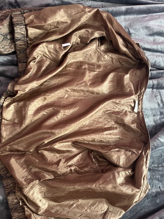 Късо кафяво якенце