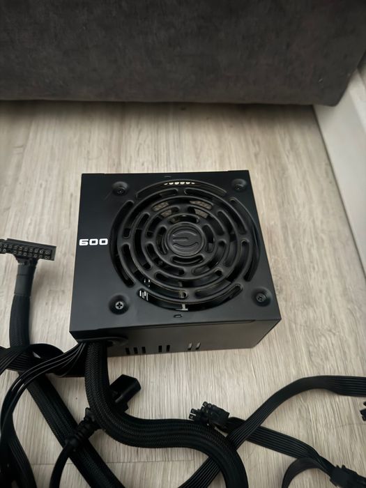 Продам блок питания EVGA 600W W1