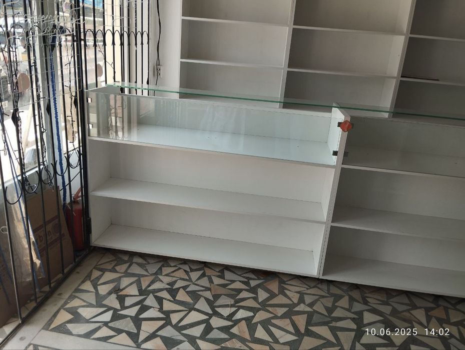 Do'kon uchun mebel tayyor yarim narxida. Sro'chna sotiladi. Foydalani