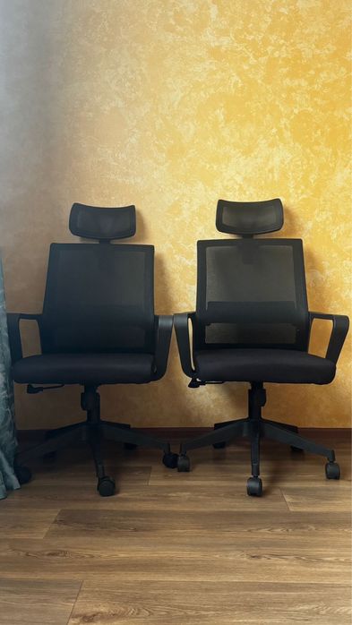 Черные кресла.