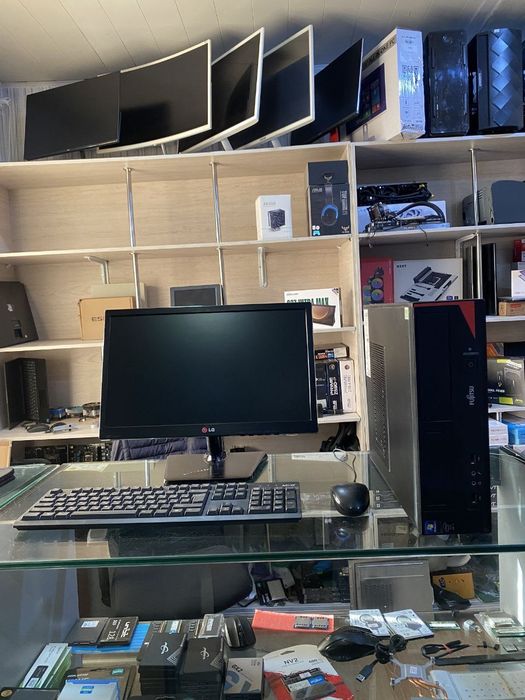 Monitor 18,5"
Fujitsu Seimens
i3 3220
Ddr 4Gb