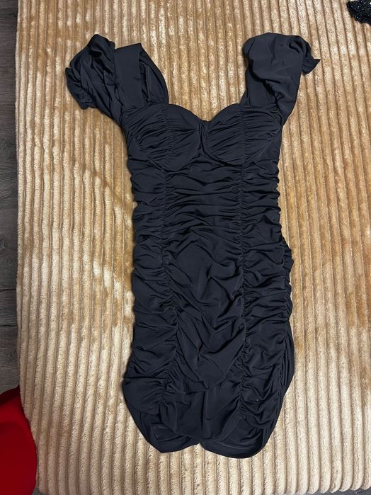 Черна рокля по тялото