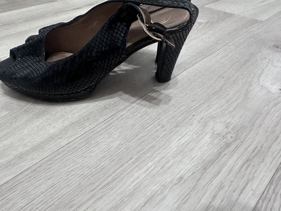 Продам босоножки