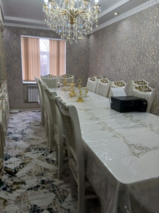 стол со стульями (стол 4 метра,16 стульев)