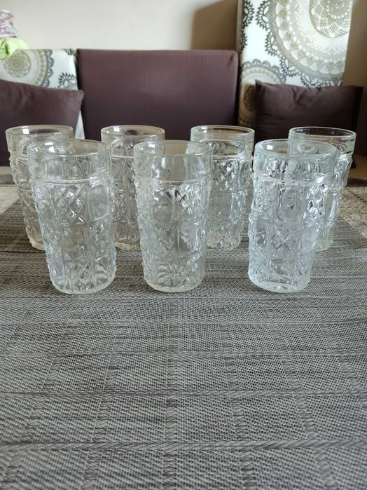 Продавам стъклени чаши в два размера