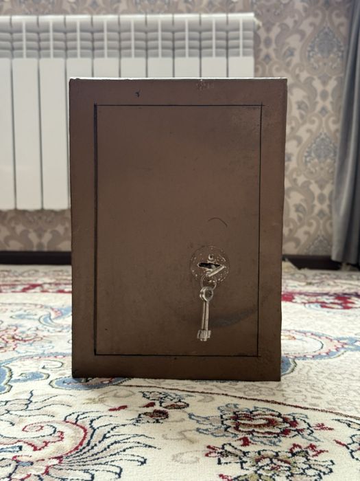 Сейф металлический с замком